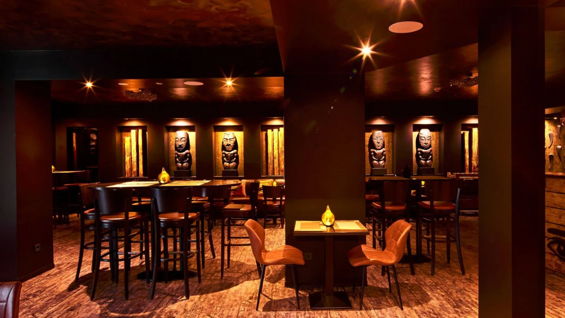 Restaurant-Atmosphäre mit Holz-Ambiente