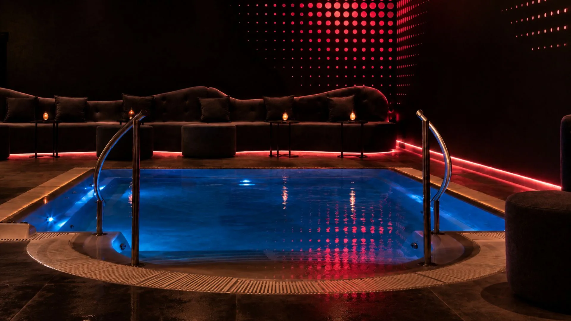 Indoor Pool Atmosphäre — Mittwoch Special