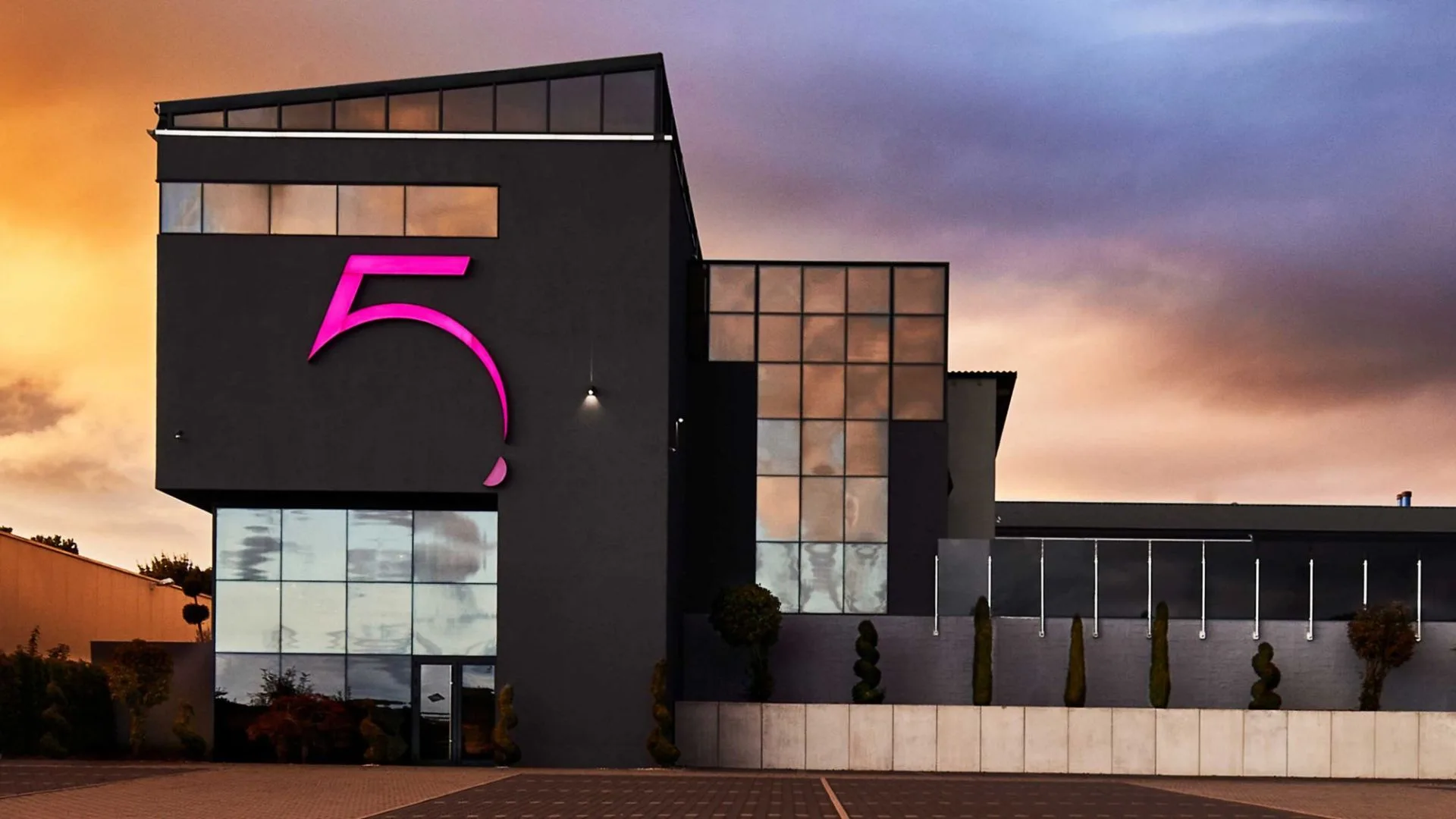Gebäude des 5. Elements bei Sonnenuntergang