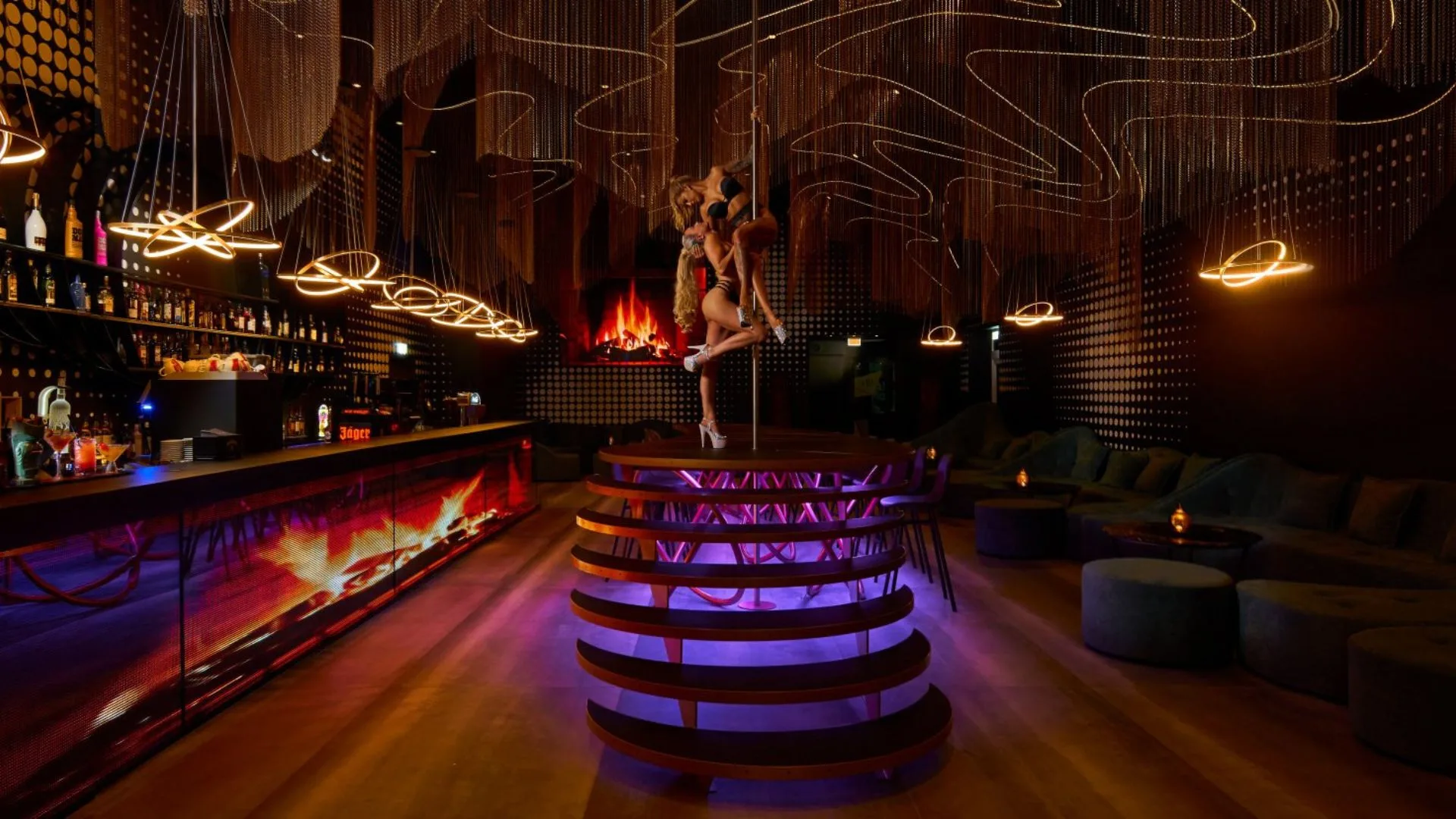 Club-Interior mit Bar und Bühne