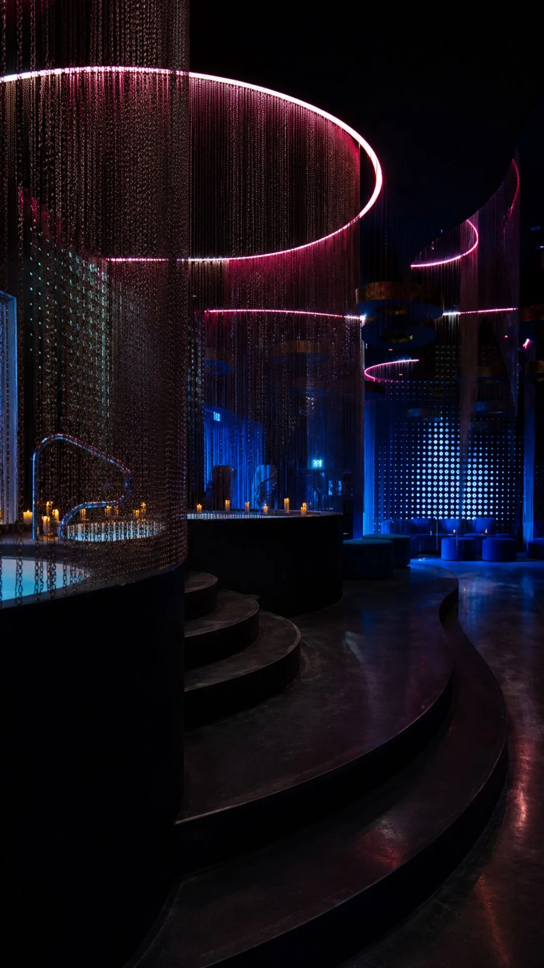 Club-Innenraum mit blau-rotem Licht