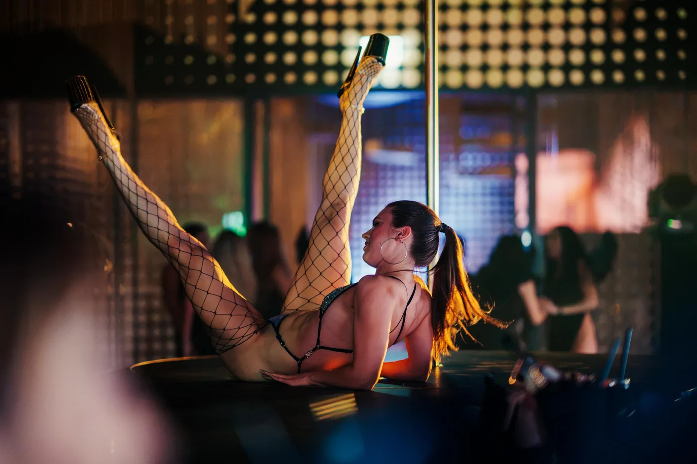 Show-Act Table Dance